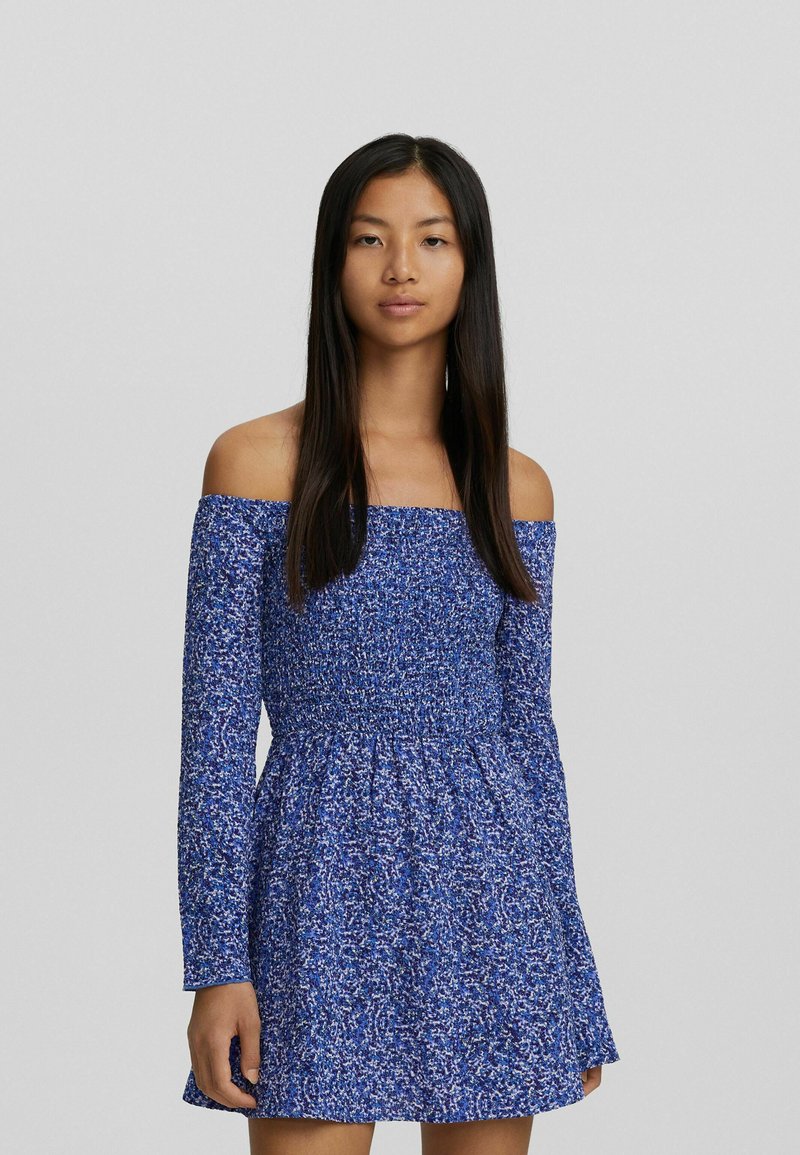 Bershka FLORAL OFFTHESHOULDER LONG SLEEVE PRINT MINI Day dress