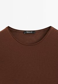 Brun crewneck t-shirt lavet af glat, blødt stof. Har et enkelt design med et mærke, der står "Massimo Dutti" ved halsen.