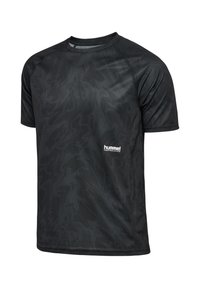 Schwarzes Sport-T-Shirt mit kurzen Ärmeln, dezentem horizontalem Streifenmuster und kleinem weißen "hummel PERFORMANCE"-Logo auf der Vorderseite unten rechts.