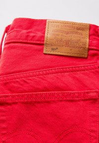 Levi's® CROP - Jeans a sigaretta - script red
