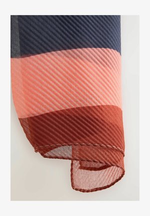 Bufanda multicolor con rayas diagonales en azul marino, coral y óxido. Tela ligera con una textura transparente y un dobladillo cosido.