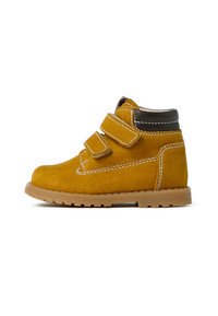 Stivaletto giallo in suede con due strap in Velcro, bordo alla caviglia in pelle marrone, cuciture bianche e suola in gomma testurizzata.