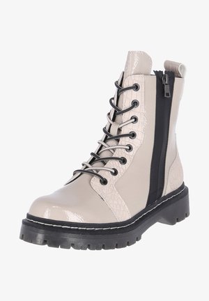 Bottines à lacets en beige clair avec un motif crocodile texturé, fermeture éclair latérale noire et semelle noire épaisse avec des coutures blanches.
