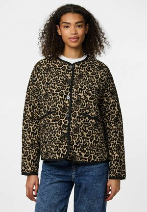 Jaket s uzorkom leoparda u smešnim i crnim tonovima, s okruglim izrezom, dugmadi i kontrastnim crnim detaljima. Mekana tekstura i ležeran kroj.