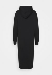 Černé šaty s kapucí vyrobené z měkké látky. Mají dlouhé rukávy, volný střih a délku po polovinu lýtek s jednoduchým designem.