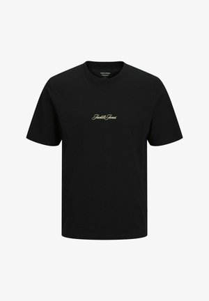 Czarny t-shirt z krótkim rękawem, okrągłym dekoltem i małym żółtym napisem "Jack & Jones" na środku klatki piersiowej.