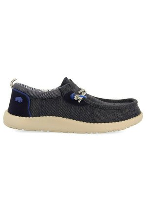 Zapatos casuales sin cordones, hechos de un tejido texturizado azul oscuro con una suela de goma color beige claro. Presentan cordones decorativos y un pequeño logo de oso en el talón.