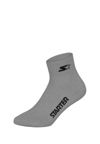 Szara bawełniana skarpetka do kostki z czarnym logo i napisem "STARTER" z boku. Gładka tekstura z prążkowanym ściągaczem.