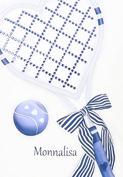 Grafica di una racchetta da tennis con accenti blu e bianchi, decorata con strass blu, presenta un nastro a righe e una pallina da tennis con motivi a cuore.