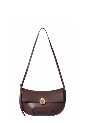 Bolso de hombro de cuero marrón con forma curva, que presenta un cierre circular dorado y una larga correa ajustable. Textura suave y diseño minimalista.