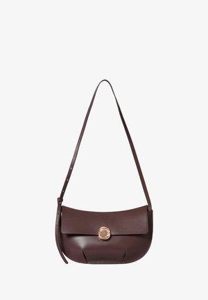 Sac à épaule en cuir marron avec une forme incurvée, doté d'un fermoir circulaire en or et d'une longue sangle réglable. Texture lisse et design minimaliste.