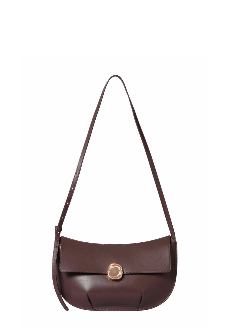 Borsa a spalla in pelle marrone con forma curva, dotata di un gancio circolare dorato e una lunga tracolla regolabile. Texture liscia e design minimalista.