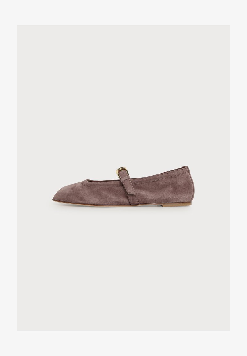 Ballerine Mary Jane en daim marron avec une fine bride et une boucle dorée, petit talon et bout arrondi, vue de côté sur fond blanc.