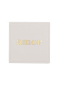 Piatto quadrato in ceramica color crema con testo dorato che scrive "amor" centrato sulla superficie, caratterizzato da una texture liscia e un design minimalista.