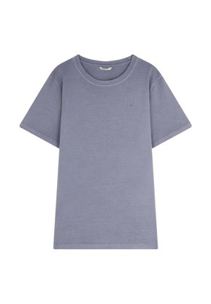 Camiseta de algodón de color púrpura claro con manga corta, cuello redondo y un pequeño detalle de logo en el pecho. Textura suave y corte relajado.