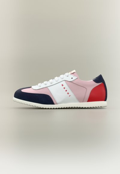 Sneakers met een ontwerp van wit, roze en marineblauw suède en leer. Voorzien van rode merkaccenten, een gestructureerde zool en een afgeronde neus.