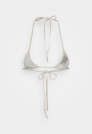 Top de bikini metalic argintiu cu cupe triangulare și curele subțiri legate. Are un material strălucitor, texturat și o bandă de susținere fără cusături.