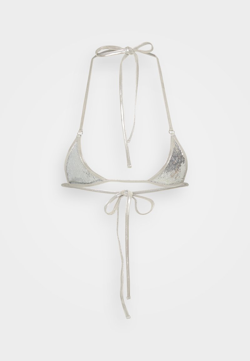Srebrni metalik bikini gornji dio s trokutastim jastučićima i tankim vezicama. Ima sjajnu, teksturiranu tkaninu i bešavni donji pojas.