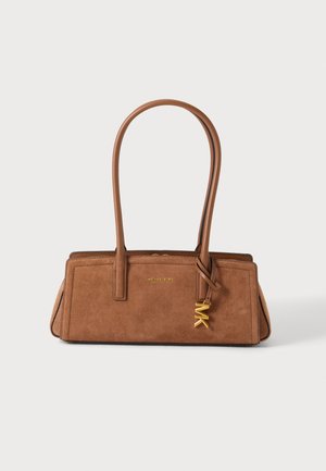 Brun ruskind rektangulær håndtaske med lange læderhåndtag og guldfarvet Michael Kors logo vedhæng hængende på et håndtag.