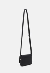 Calvin Klein MUST PLUS CROSSBODY - Bandolera - black