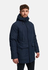 Marineblaue gesteppte Jacke mit Kapuze, mehreren Fronttaschen, einem Frontreißverschluss und einem verstellbaren Kordelzug für eine sichere Passform.