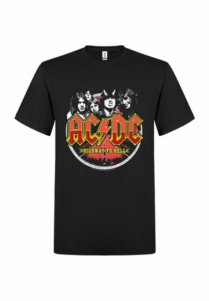 Sort t-shirt med rødt og gult AC/DC-logo og fem bandmedlemmers ansigter over teksten "Highway to Hell" i et cirkulært design.