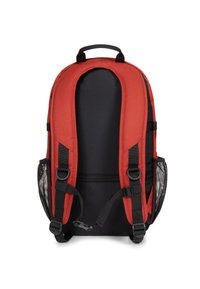 Sac à dos rouge et noir avec des bretelles rembourrées, des poches latérales en mesh et une poignée supérieure. Il dispose de bretelles ajustables et d'un design moderne et élégant.