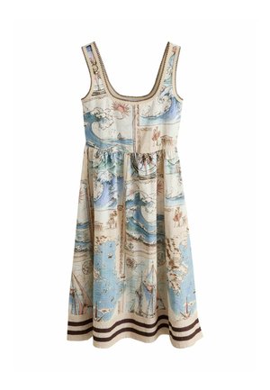 Mouwloze jurk met brede bandjes, met een vintage nautische kaartprint in blauw, beige en bruine tinten met golven, schepen en kompasontwerpen.