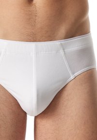 Weiße Baumwollunterhose mit glatter Textur, die ein figurbetontes Design und einen Bund für sicheren Halt bietet. Nähte sind entlang der Kanten sichtbar.