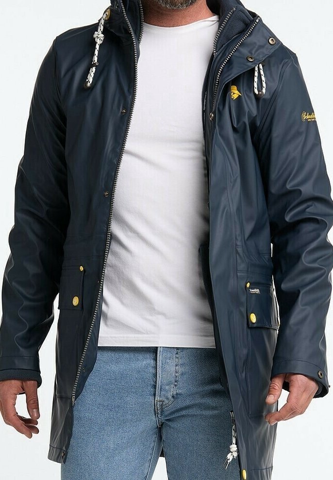 Veste imperméable bleu marine avec fermeture éclair à l'avant, capuche réglable, cordons blancs, accents jaunes et deux poches avant. Matière brillante et design mi-long.