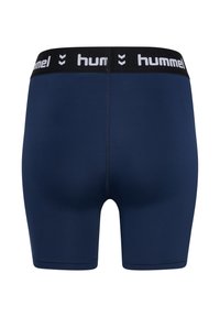 Marinblå herrshorts gjorda av stretchigt material, med en svart midja med vit logotyp och en mjuk yta.