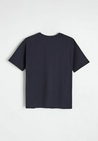 Granatowa bawełniana koszulka, krótki rękaw, okrągły dekolt, o gładkiej fakturze, bez nadruków ani zdobień, pokazana od tyłu.