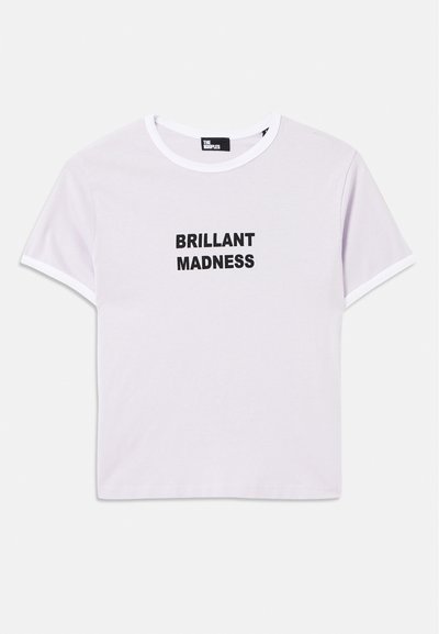 Tricou din bumbac alb, cu mâneci scurte, guler rotund și text negru "BRILLANT MADNESS" pe față, având detalii contrastante negre.