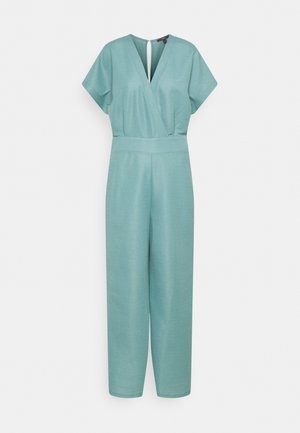 Licht teal jumpsuit met korte mouwen, V-hals wikkelbodice, aansluitende taille en brede rechttoe-rechtaan broekspijpen op een witte achtergrond.