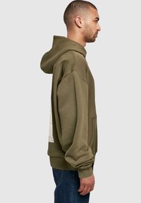 Merchcode MISSING PIECE ULTRA HEAVY - Felpa con cappuccio - olive