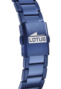 Orologio blu in metallo con finitura spazzolata, caratterizzato da una cassa e una chiusura rettangolari. Il logo "LOTUS" è ben visibile sulla chiusura.