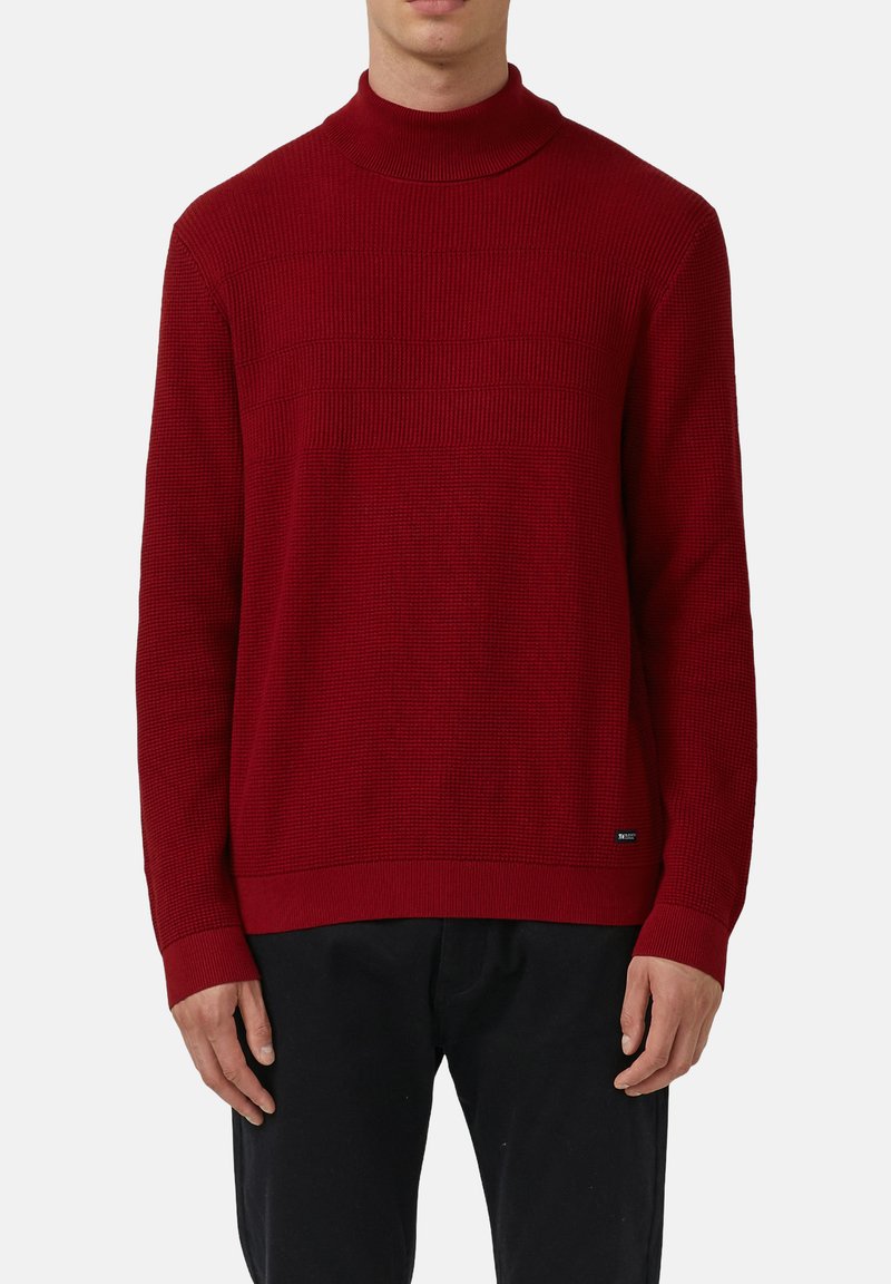 Czerwony sweter z golfem o teksturowanym splocie, z prążkowanymi mankietami i dołem. Swobodny styl, wykonany z miękkiego materiału. Brak widocznych logo.