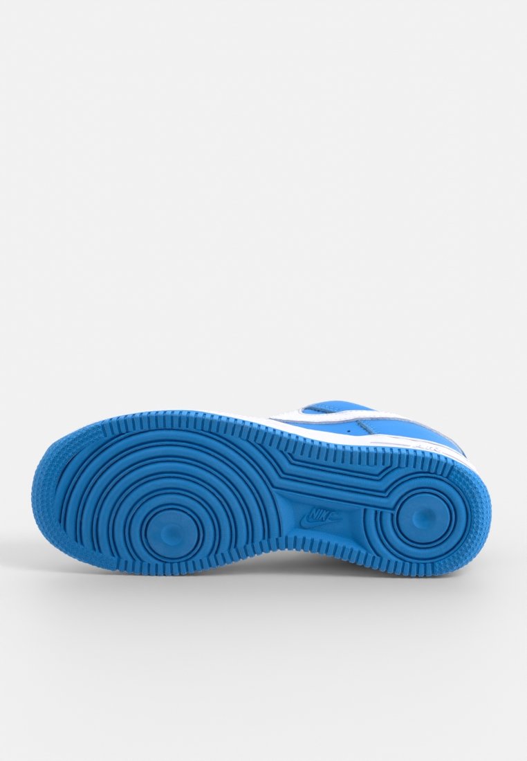Suola in gomma blu con motivi circolari e battistrada texturizzato. Presenta una intersuola e dettagli bianchi con il logo Nike. Design resistente e di supporto.