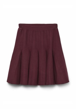 Jupe plissée bordeaux avec une taille ajustée et un tissu texturé, dotée de plusieurs plis verticaux pour une silhouette évasée.