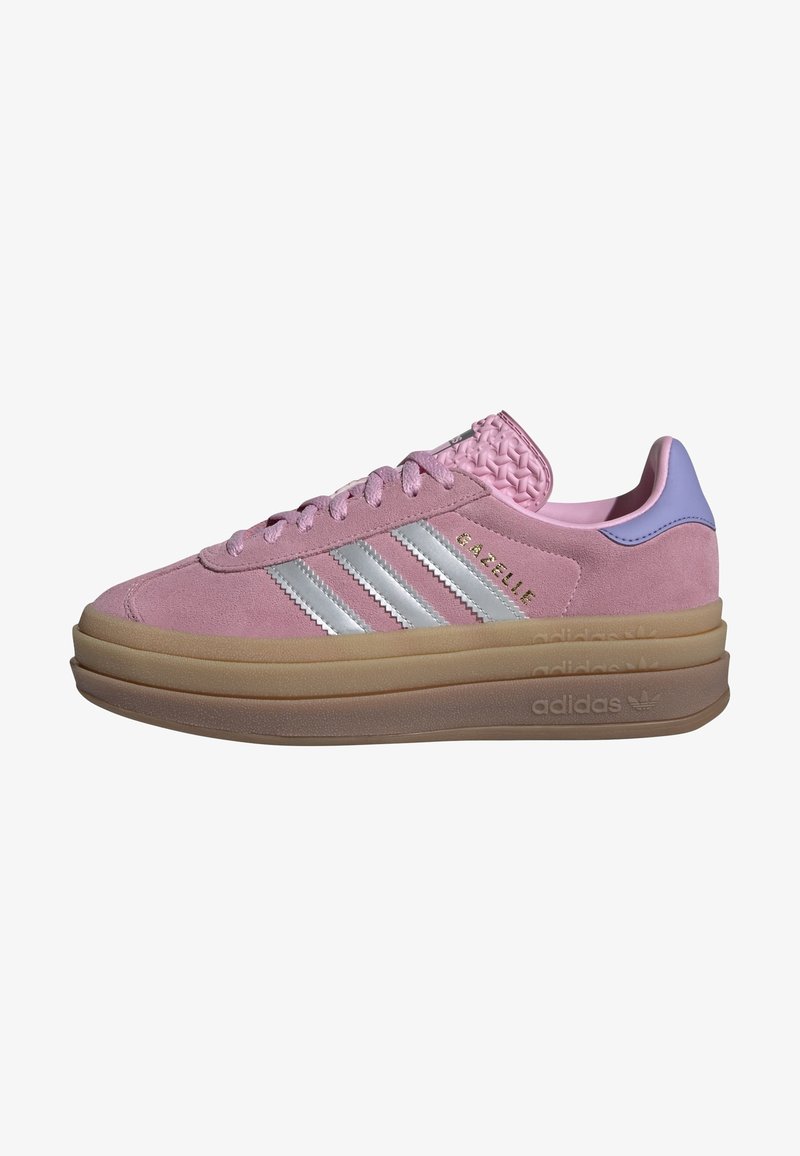Pink ruskind Adidas Gazelle sneaker med tyk lagdelt gummisål, sølvstriber, lilla hælflig og lyserød tekstureret tunge.