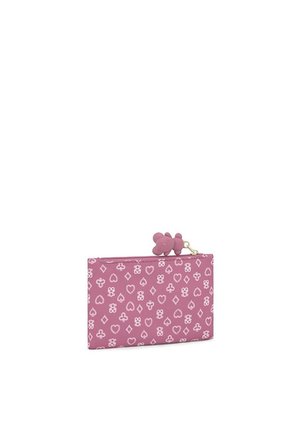 Cartera rectangular rosa con patrones blancos de corazón, diamante, trébol y pica, y un pequeño tirador de cremallera en forma de conejo.