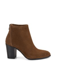 Bottine en daim marron avec un nez pointu, fermeture éclair sur le côté et un talon épais noir. Texture lisse, design épuré.