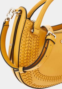 Borsa a mano in pelle gialla con texture intrecciata, finiture nero a contrasto e hardware metallico. Presenta manici corti e una tracolla rimovibile.