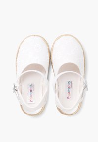 Chaussures en tissu blanc avec broderie florale, bout rond et bride de cheville. Dotées d'une semelle légère en jute. Marque visible à l'intérieur des chaussures.
