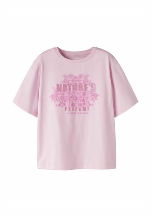 Lyserød t-shirt med korte ærmer og blomsterdesign samt teksten "NATURE'S PERFUME ALWAYS IN BLOOM" i mørkere pink på forsiden.