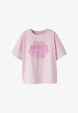 Hellrosa Kurzarm-T-Shirt mit floralem Design und dem Text "NATURE'S PERFUME ALWAYS IN BLOOM" in dunklerem Pink vorne.