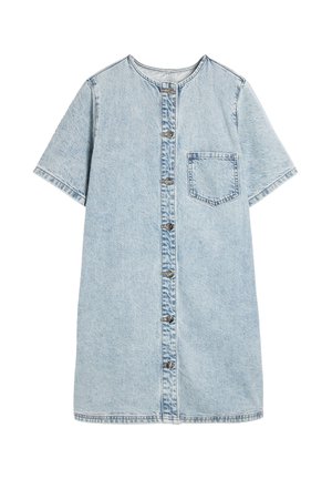 Jasnoniebieska sukienka koszulowa z dżinsu, z krótkimi rękawami, okrągłym dekoltem, zapięciem na guziki z przodu oraz jedną kieszenią na piersi. Teksturowana tkanina.