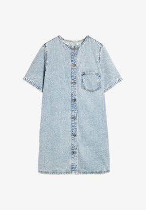 Jasnoniebieska sukienka koszulowa z dżinsu, z krótkimi rękawami, okrągłym dekoltem, zapięciem na guziki z przodu oraz jedną kieszenią na piersi. Teksturowana tkanina.