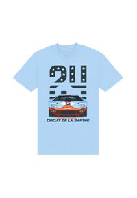 Světle modré tričko s grafikou závodního auta v modrých a oranžových odstínech, nad ním text "Americká legenda Circuit de la Sarthe".