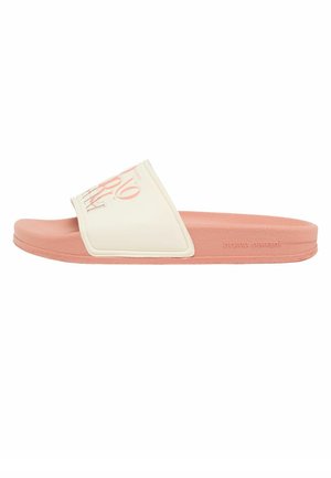 Pinke Slide-Sandale mit weißem Riemen, der pinke und braune Typografie zeigt, und "bruno banani" ist seitlich auf der Sohle geprägt.